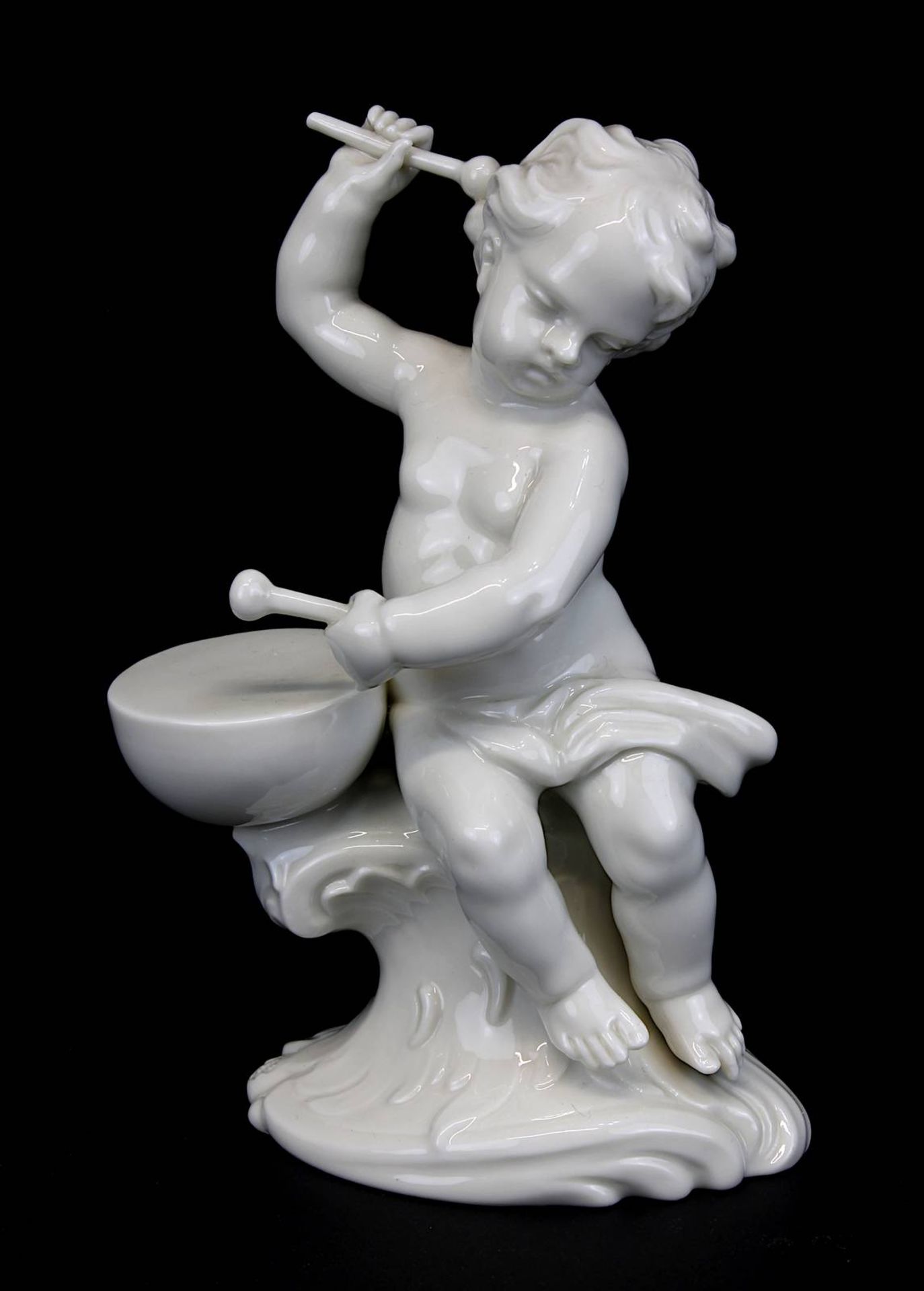 Putto mit Pauke, Nymphenburg 2. H. 20. Jh., Weißporzellan, Figur aus dem Puttenorchester von F. K.