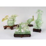Vier Jade-Objekte, China 20. Jh., alle Teile jeweils mit Holzsockel: eine Dose in Apfelform mit