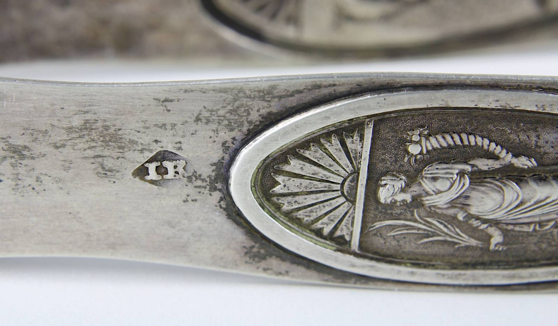Klassizismus Zuckerzange aus Silber um 1800, nicht gedeutete Stadtmarke und Meistermarke IK in - Bild 3 aus 3
