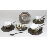 4 Porzellantassen mit Silbermontur, Silberuntertassen und Silberlöffeln, China um 1900, für den