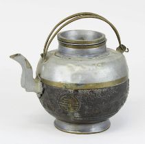 Teekännchen aus Zinn und Kokosnuss, China 19./Anfang 20. Jh., innen ganz aus Zinn, mit Einsatz und 2
