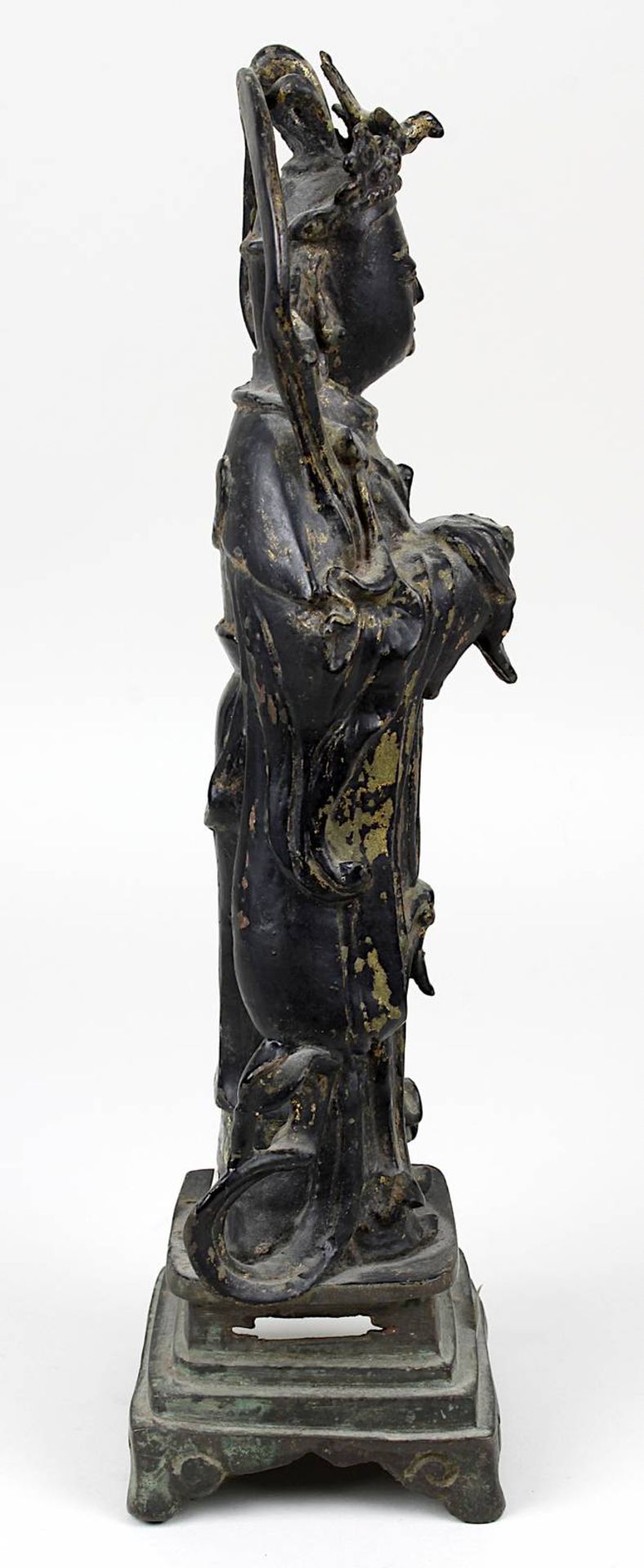 Stehende Figur der Xi Wang Mu, Bronze, China wohl 16./17. Jh., Bronze mit Resten von Vergoldung, die - Bild 4 aus 4