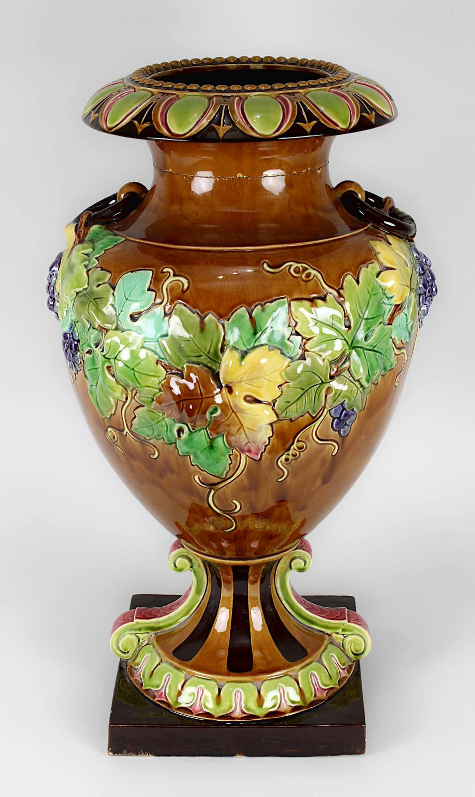 Prunkkeramikvase mit Weinrankendekor, Frankreich um 1890, balusterförmiger Keramikkorpus,