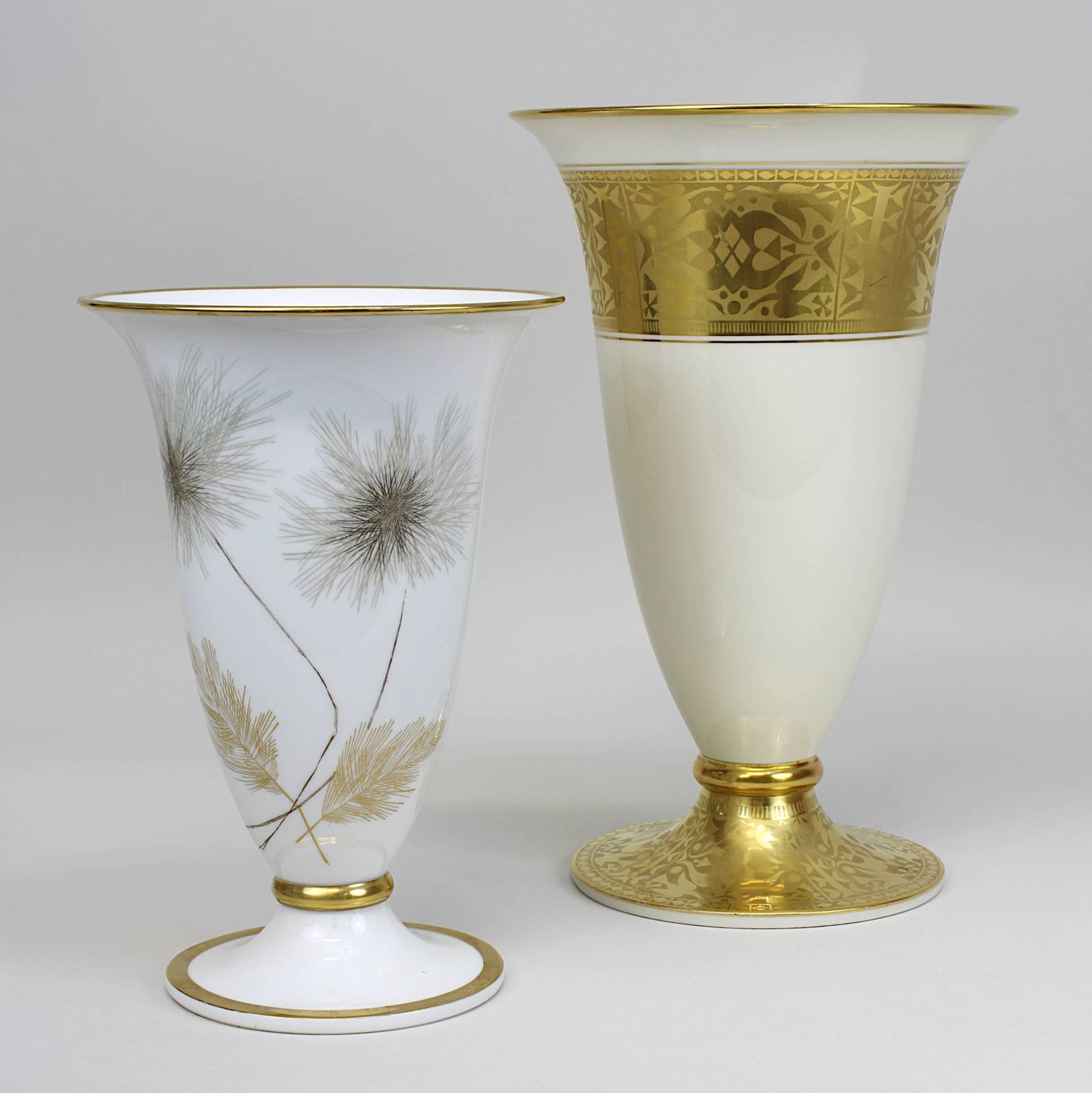 Zwei Rosenthal-Trichtervasen, Selb Plössberg 1940er Jahre: eine große Vase, cremefarbener