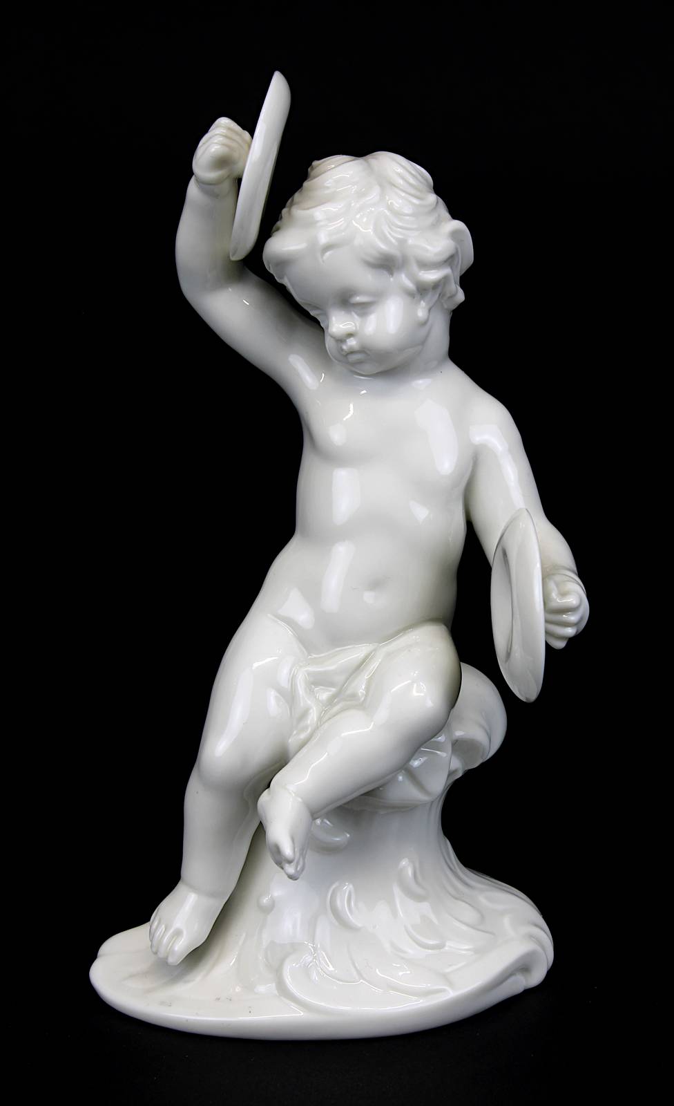 Putto mit Tschinellen, Nymphenburg 2. H. 20. Jh., Weißporzellan, Figur aus dem Puttenorchester von