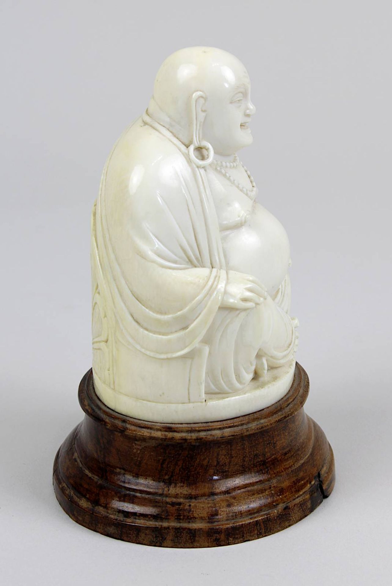 Buddha-Figur aus Bein, China um 1920, vollplastischer Buddha, sitzend in Lotushaltung, aus Bein - Bild 4 aus 4