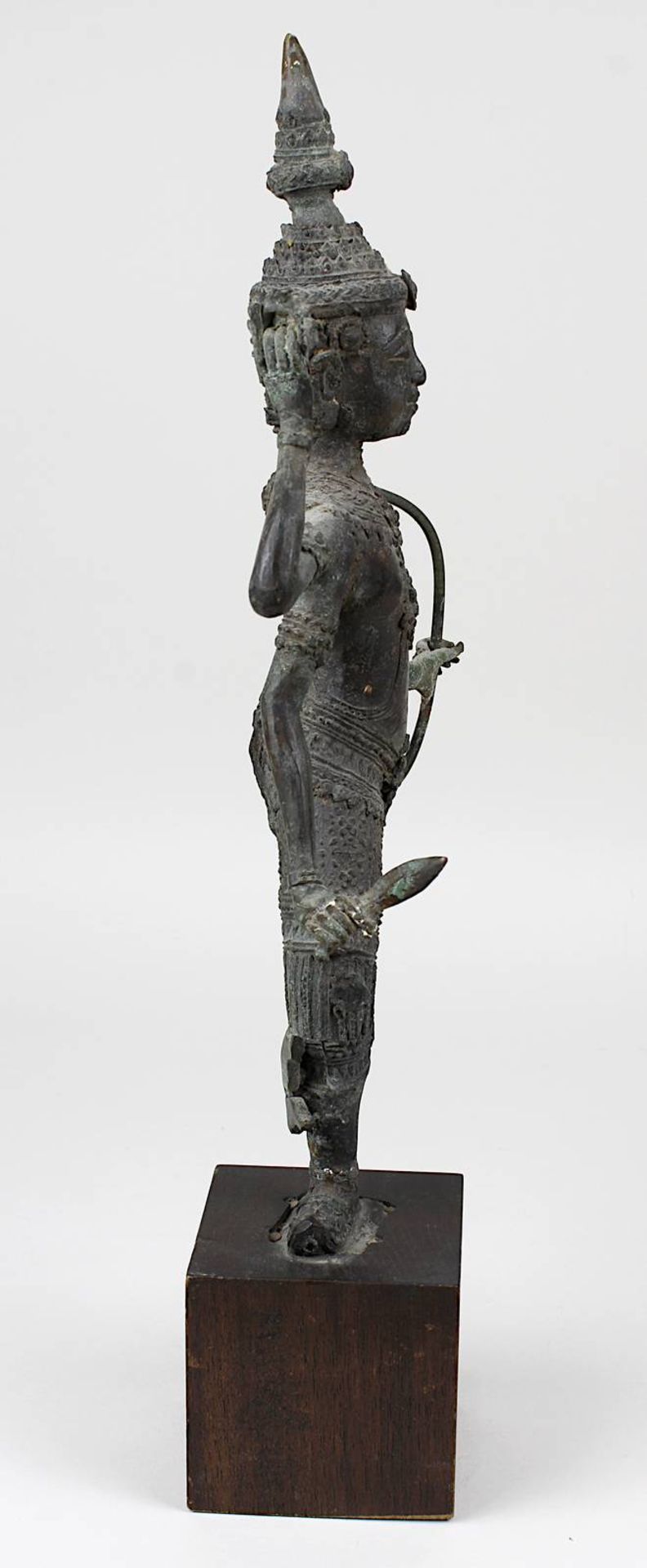 Vishnu als Bogenschütze, Bronzefigur, Siam wohl 19. Jh., stehende Figur des Gottes, ein Bein erhoben - Image 4 of 4