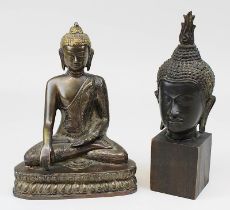 Sitzender Buddha und Kopf einer Buddha-Figur, Bronze, Thailand: Kopf des Buddha, Thailand wohl 19.