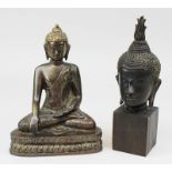 Sitzender Buddha und Kopf einer Buddha-Figur, Bronze, Thailand: Kopf des Buddha, Thailand wohl 19.