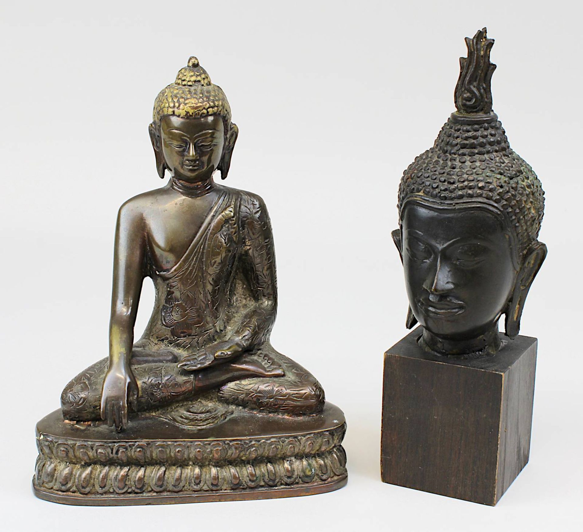 Sitzender Buddha und Kopf einer Buddha-Figur, Bronze, Thailand: Kopf des Buddha, Thailand wohl 19.