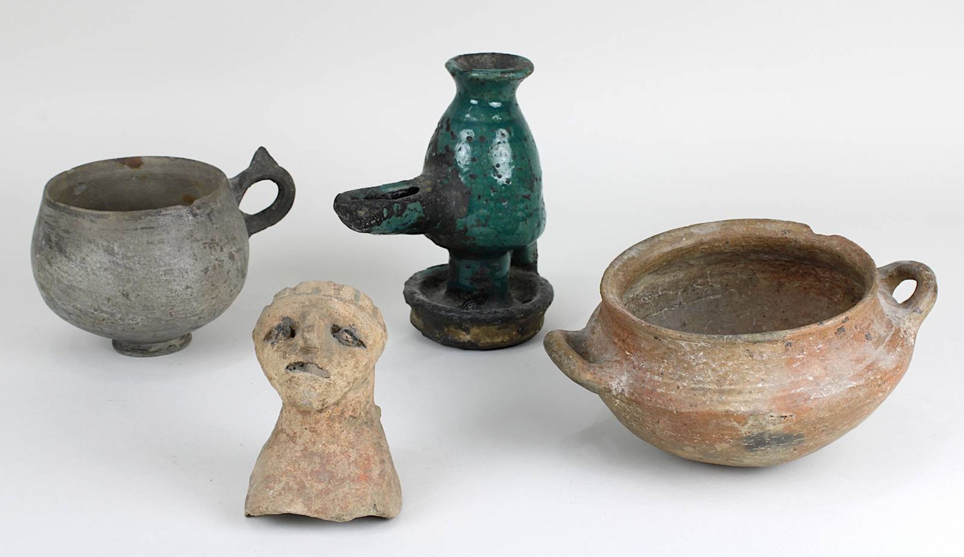 Konvolut antike Keramik: Töpfchen mit rundem Boden und 2 Henkeln, wohl römisch, roter Scherben, H