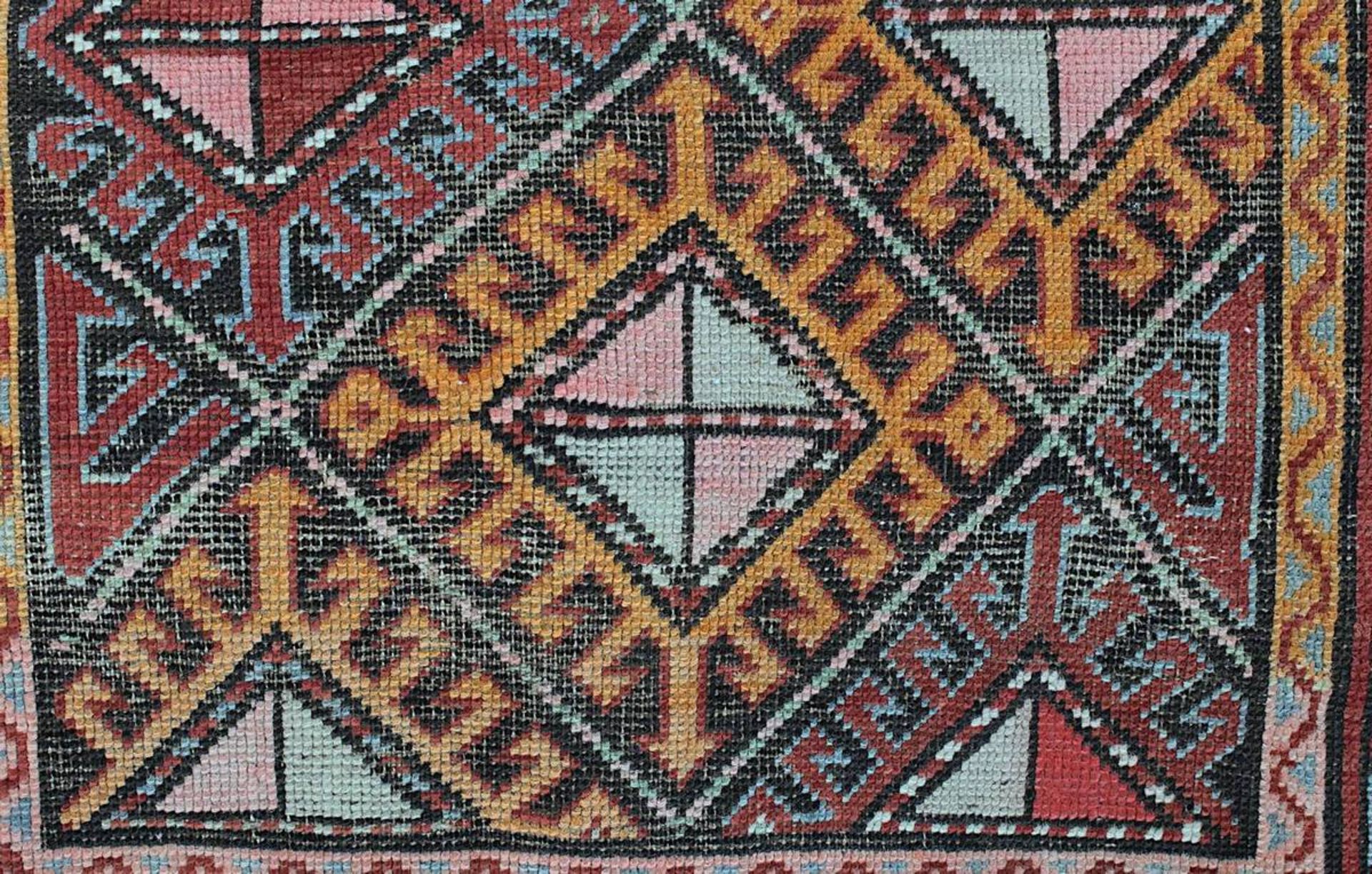Kleiner Läufer Gendje-Kasak, Kaukasusgebiet 1. H. 20. Jh., Mittelfeld mit gestuften geometrischen - Image 3 of 7
