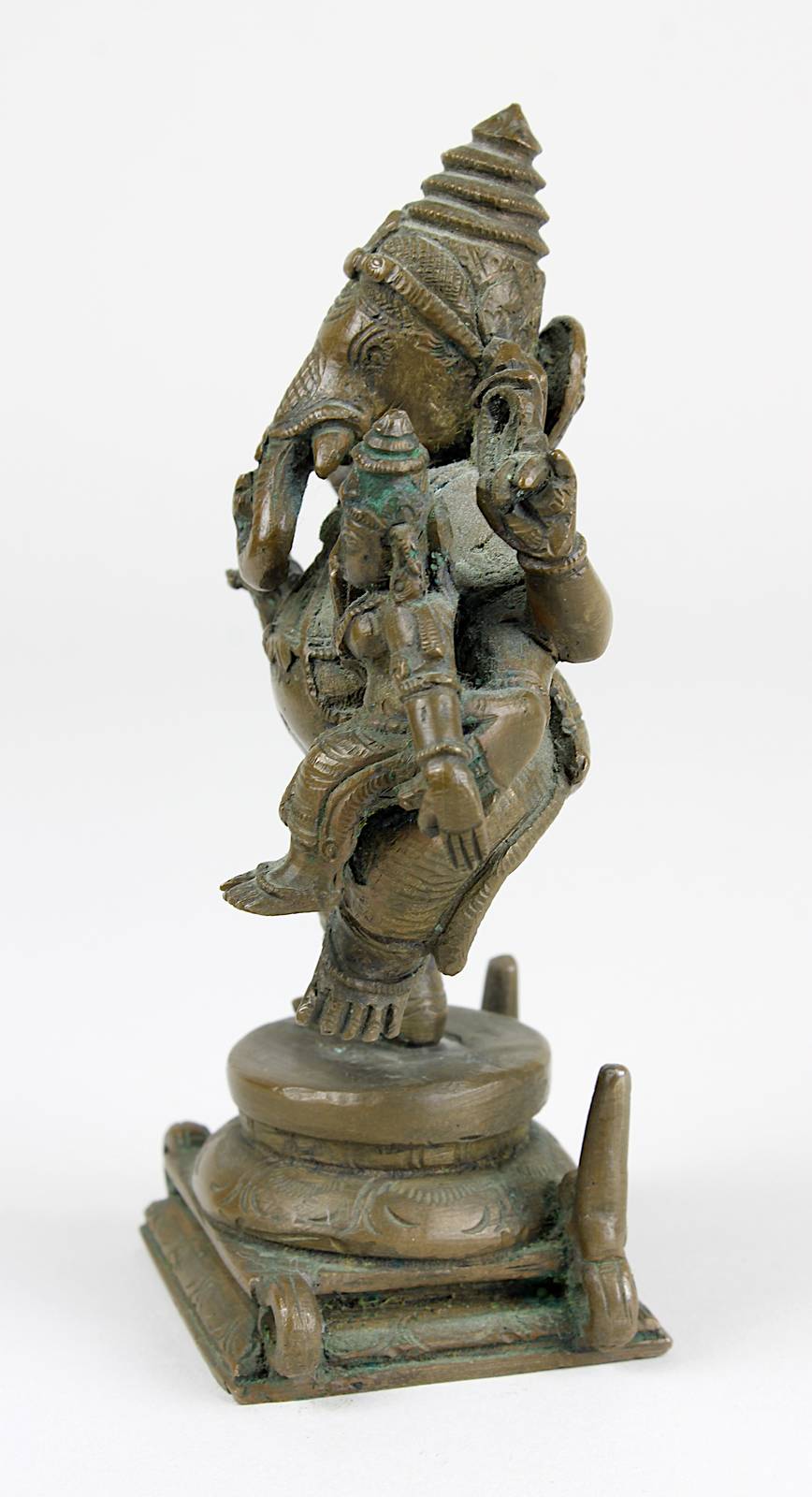 Bronzefigur Tanzender Ganesha mit Kind im Arm, Indien wohl 1. H. 20. Jh., Gottheit auf Podest mit - Image 2 of 5