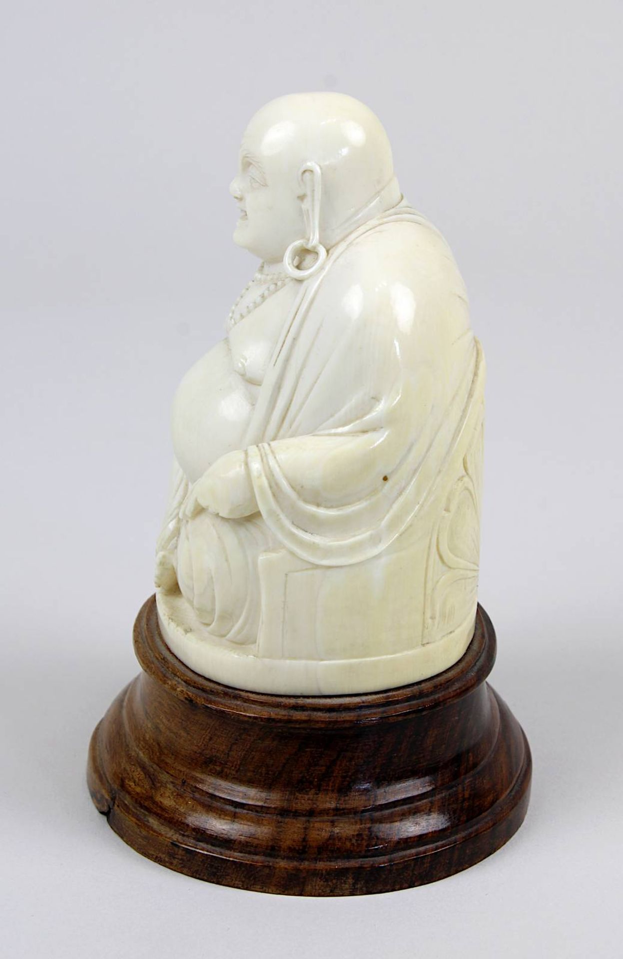Buddha-Figur aus Bein, China um 1920, vollplastischer Buddha, sitzend in Lotushaltung, aus Bein - Image 2 of 4