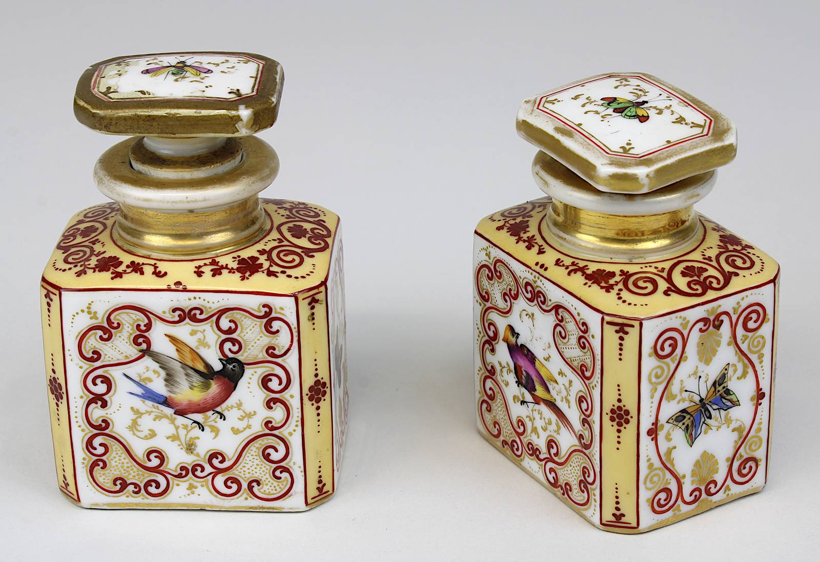 Paar Porzellan-Flacons, Frankreich um 1850, Außenwandung jew. mit Kartuschen mit farbiger und
