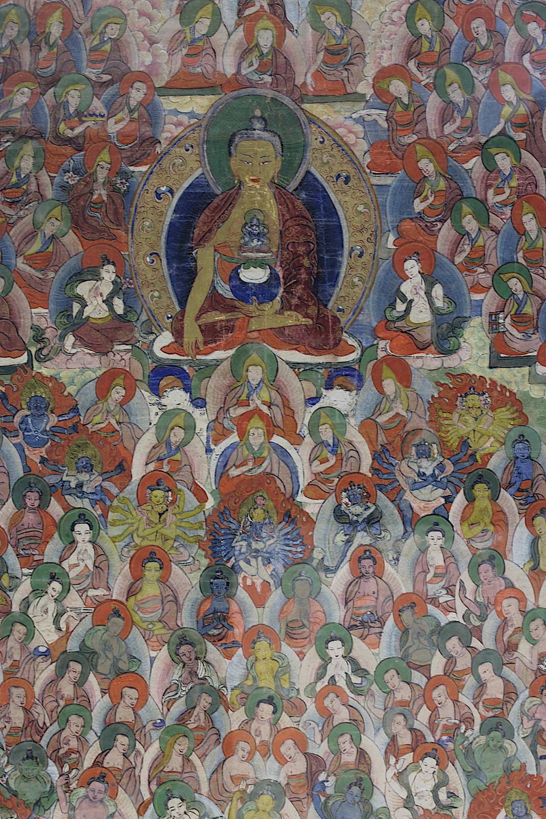 Thangka, wohl Tibet, 19. Jh., im Zentrum Buddha im Lotussitz, umgeben von zahlreichen Figuren, - Image 4 of 4