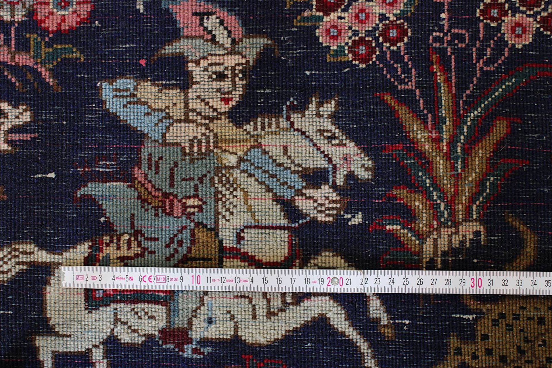 Täbris, Persien 2. H. 20. Jh., nachtblauer Fond durchzogen von Jagdszenen mit Reitern, - Image 12 of 14
