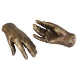 Paar Hände, naturalistische neuzeitliche Bronzeabgüsse, L: 20 bzw. 22 cm, 3224 - 0027