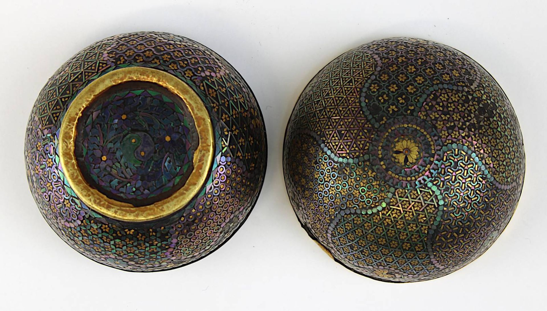 Miniatur-Lackdöschen mit Gold und Perlmutt, wohl Japan 18. Jh., runde Deckeldose mit feinster - Bild 2 aus 3