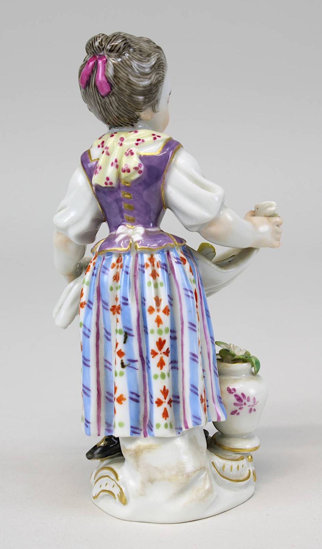 Gärtnerkind, Porzellanfigur Meissen, 2. H. 20. Jh., farbig u. gold staffiert, Entwurf Johann Joachim - Bild 2 aus 3