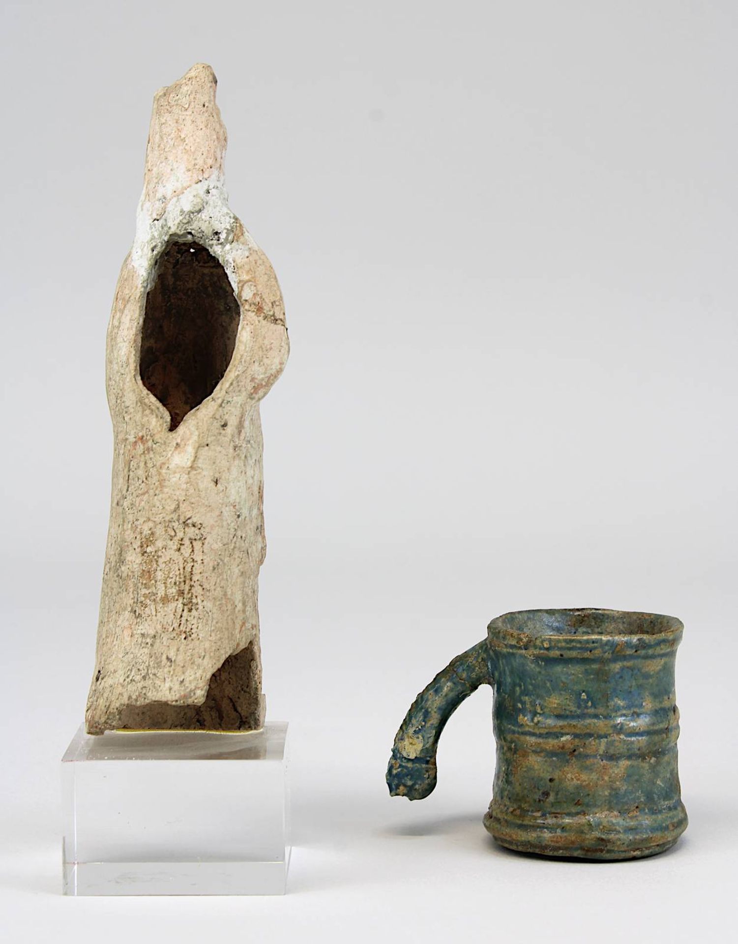 Antike Terracotta-Figur und glasiertes Töpfchen: Hellenistische Terracotta-Figur einer Frau oder - Bild 3 aus 4