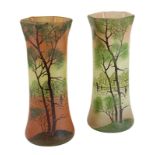 Paar Legras Jugendstilvasen mit Landschaftsdekor, hohe Klarglaskörper, in Form geblasen, Mündung