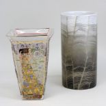 Zwei Künstlervasen, 2. H. 20. Jh.: zylindrische Vase, Porzellan, mit borkenartigem Golddekor auf