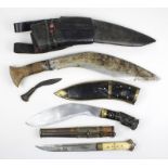 2 Khukuri-Messer und ein tibetisches Messer: Großer Khukuri aus Nepal oder Indien, mit Holzgriff,