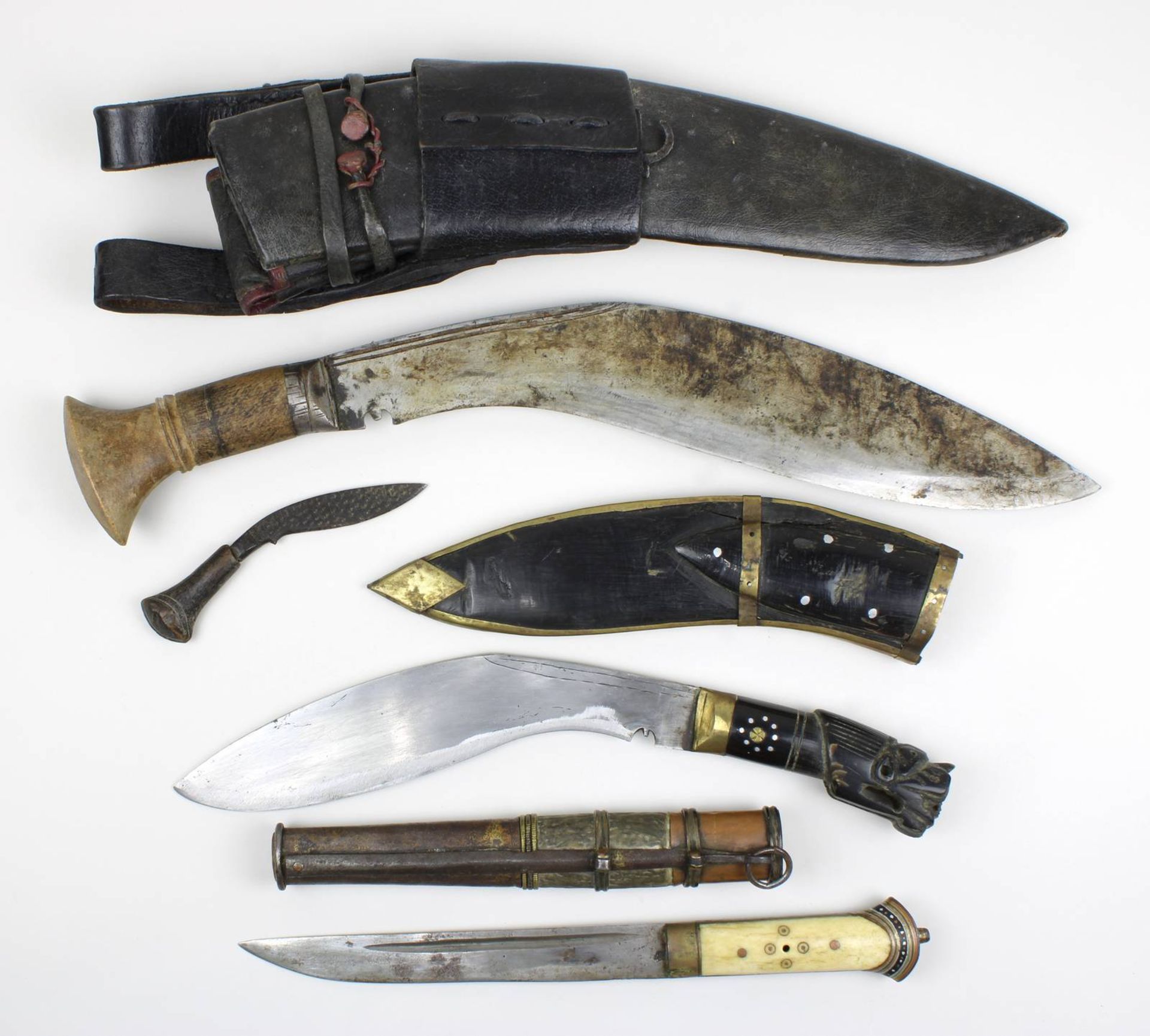 2 Khukuri-Messer und ein tibetisches Messer: Großer Khukuri aus Nepal oder Indien, mit Holzgriff,
