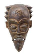 Kleine Maske der Tschokwe, Angola, Holz geschnitzt, zarte Gesichtsmaske mit dem typischen Symbol auf