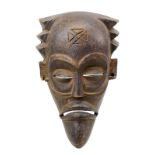 Kleine Maske der Tschokwe, Angola, Holz geschnitzt, zarte Gesichtsmaske mit dem typischen Symbol auf