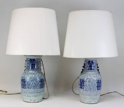Paar chinesische Vasen, China 19. Jh., als Tischlampen, Korpus jew. Porzellan heller Scherben,