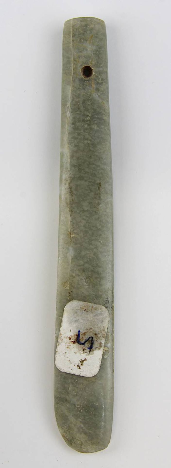 Jadeit-Amulettanhänger in Form einer stilisierten menschlichen Figur, Guanacaste, Costa Rica, vor - Bild 2 aus 2