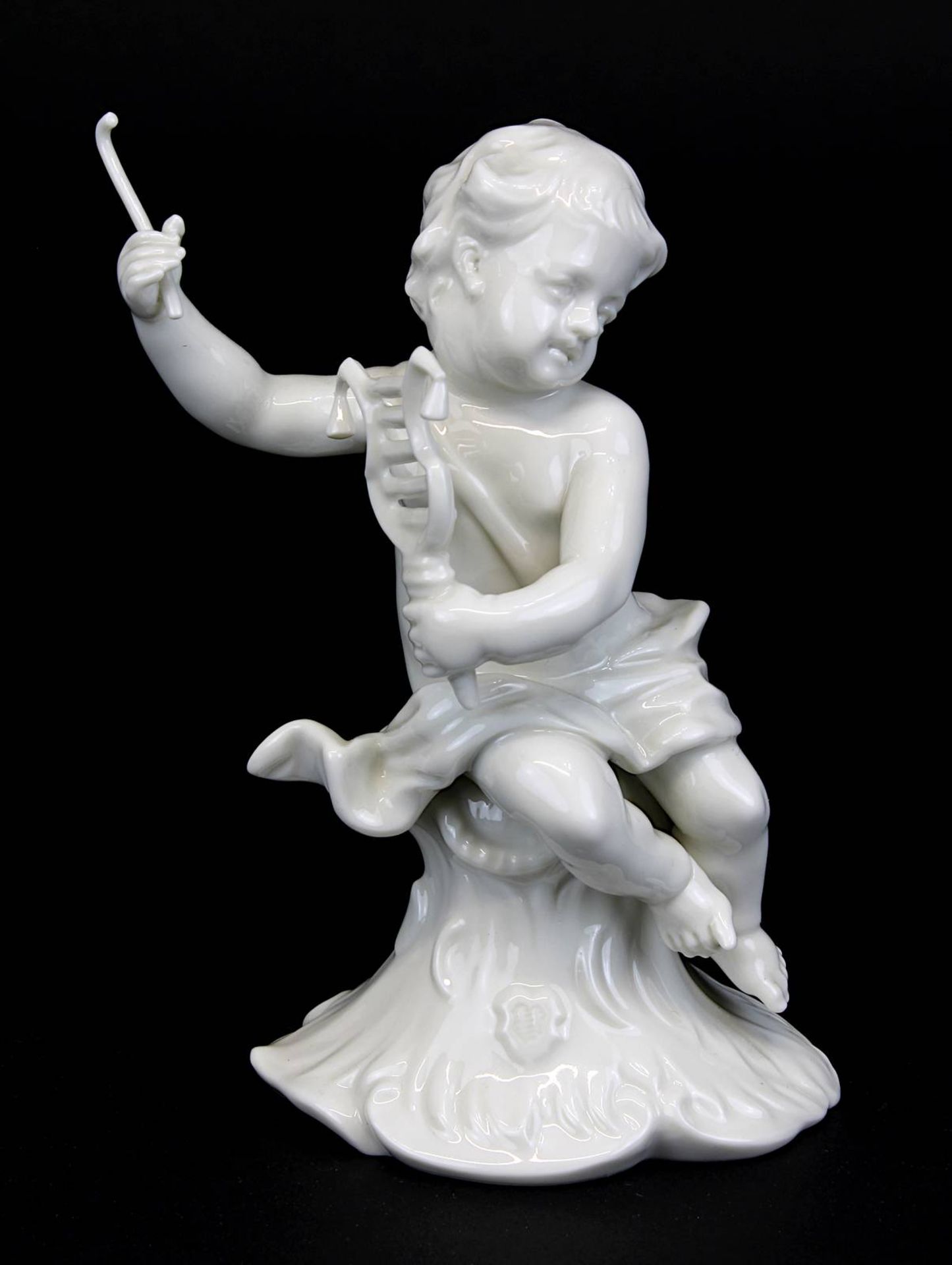 Putto mit Lyra-Schellenbaum, Nymphenburg 2. H. 20. Jh., Weißporzellan, Figur aus dem Puttenorchester