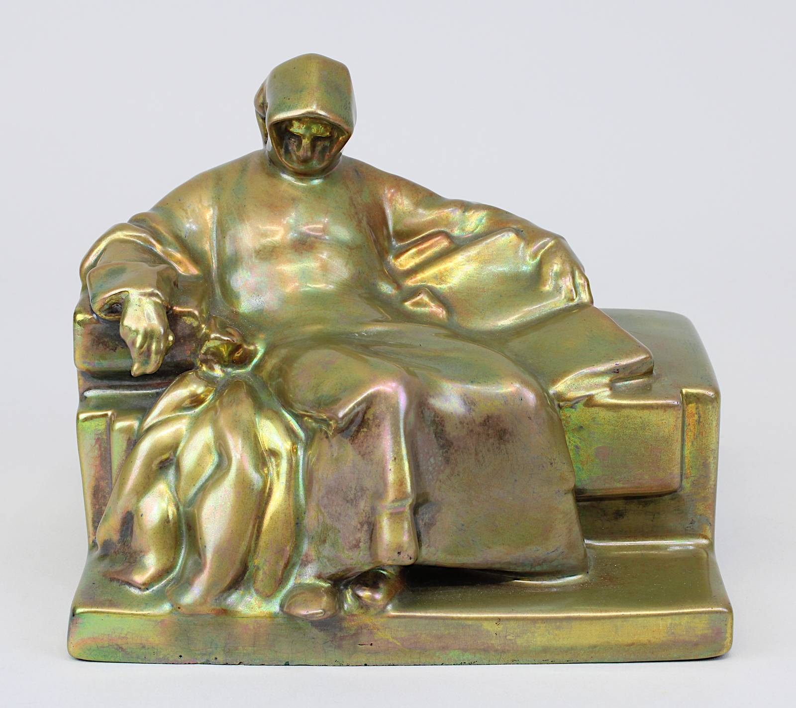 Zsolnay Keramikfigur, alter sitzender Mann mit Stift und Buch, Pécs Ungarn nach 1930, Keramik,