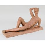 Geiger, O., deutscher Skulpteur 1. H. 20. Jh., liegender weiblicher Akt, Gipsfigur, tonfarben