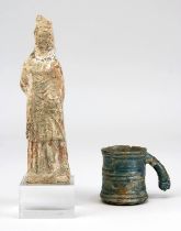 Antike Terracotta-Figur und glasiertes Töpfchen: Hellenistische Terracotta-Figur einer Frau oder
