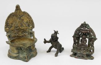 Kleiner Jain-Altar aus Bronze, Indien wohl 17. Jh.; dazu Lakshmi-Öllampe und Figur des Bala Krishna: