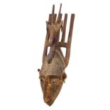 Maske ntomo der Bambara, Mali, Holz geschnitzt und mit gelb-rötlichem Pigment beschichtet,