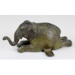 Liegender Bronze-Elefant, Indien 18. Jahrhundert, vollplastisch ausgeformter Bronze-Elefant im