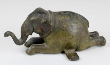 Liegender Bronze-Elefant, Indien 18. Jahrhundert, vollplastisch ausgeformter Bronze-Elefant im