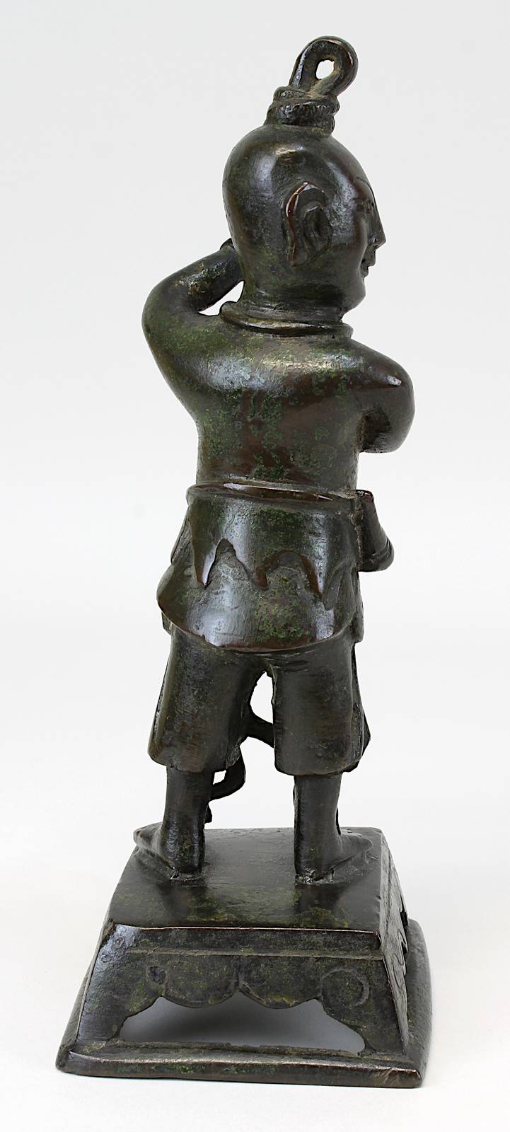 Chinesischer Knabe mit Pulverflasche, Bronzefigur China wohl 18./19. Jh., Knabe auf Podest - Image 4 of 5