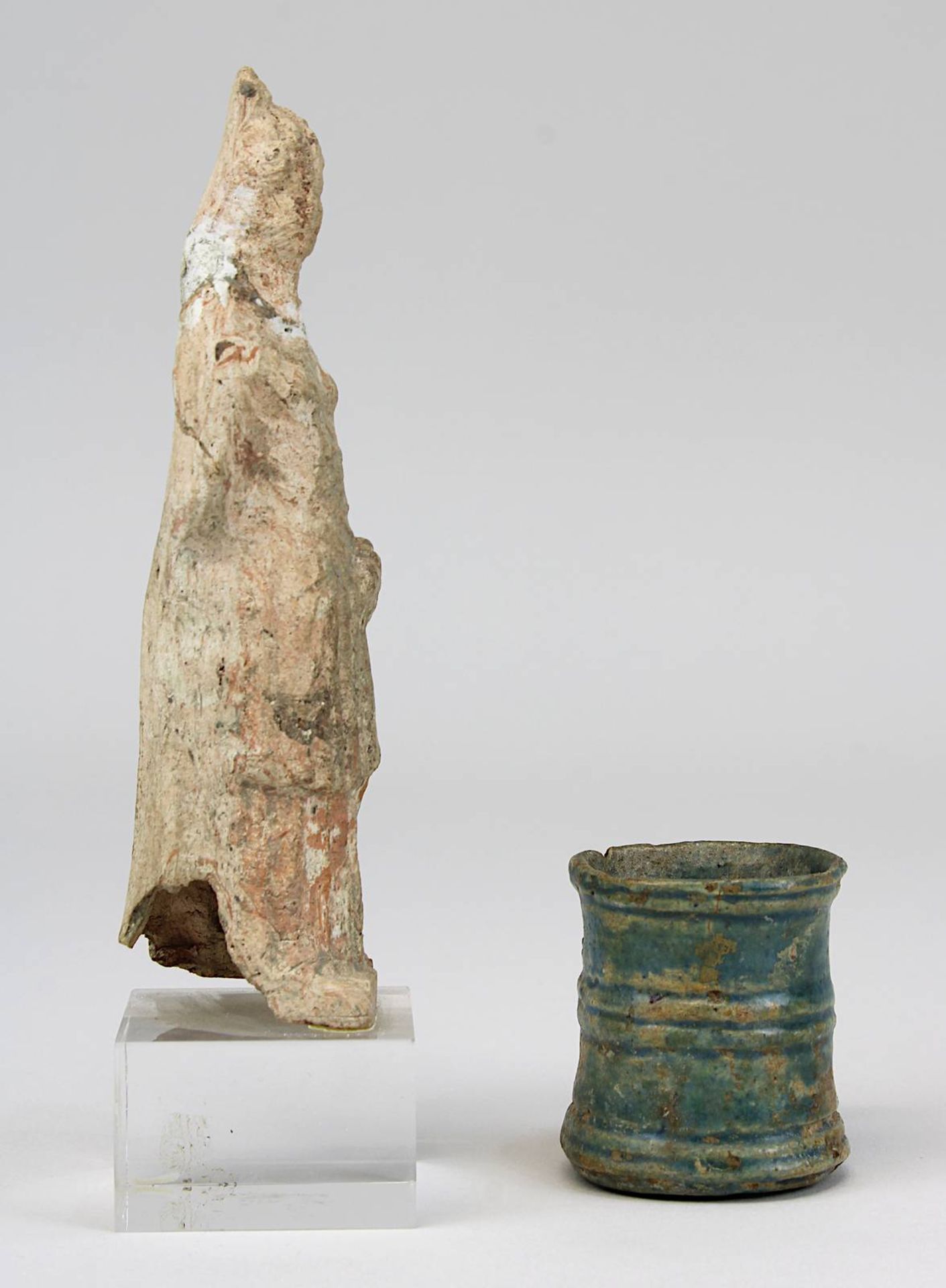 Antike Terracotta-Figur und glasiertes Töpfchen: Hellenistische Terracotta-Figur einer Frau oder - Bild 4 aus 4