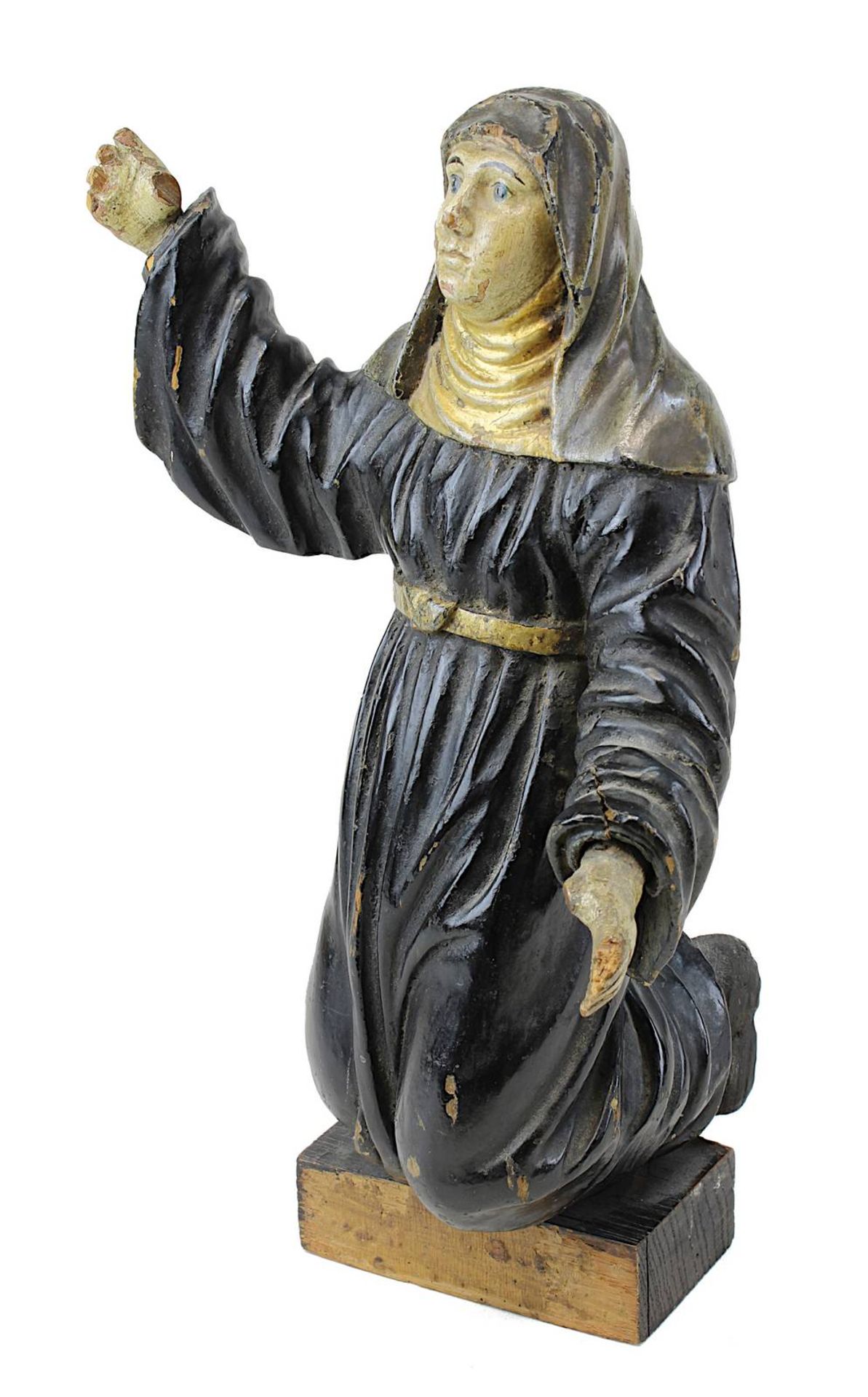 Barocke Holzfigur einer knienden Nonne, 18. Jh., wohl Lindenholz, farbig gefasst, an beiden Händen