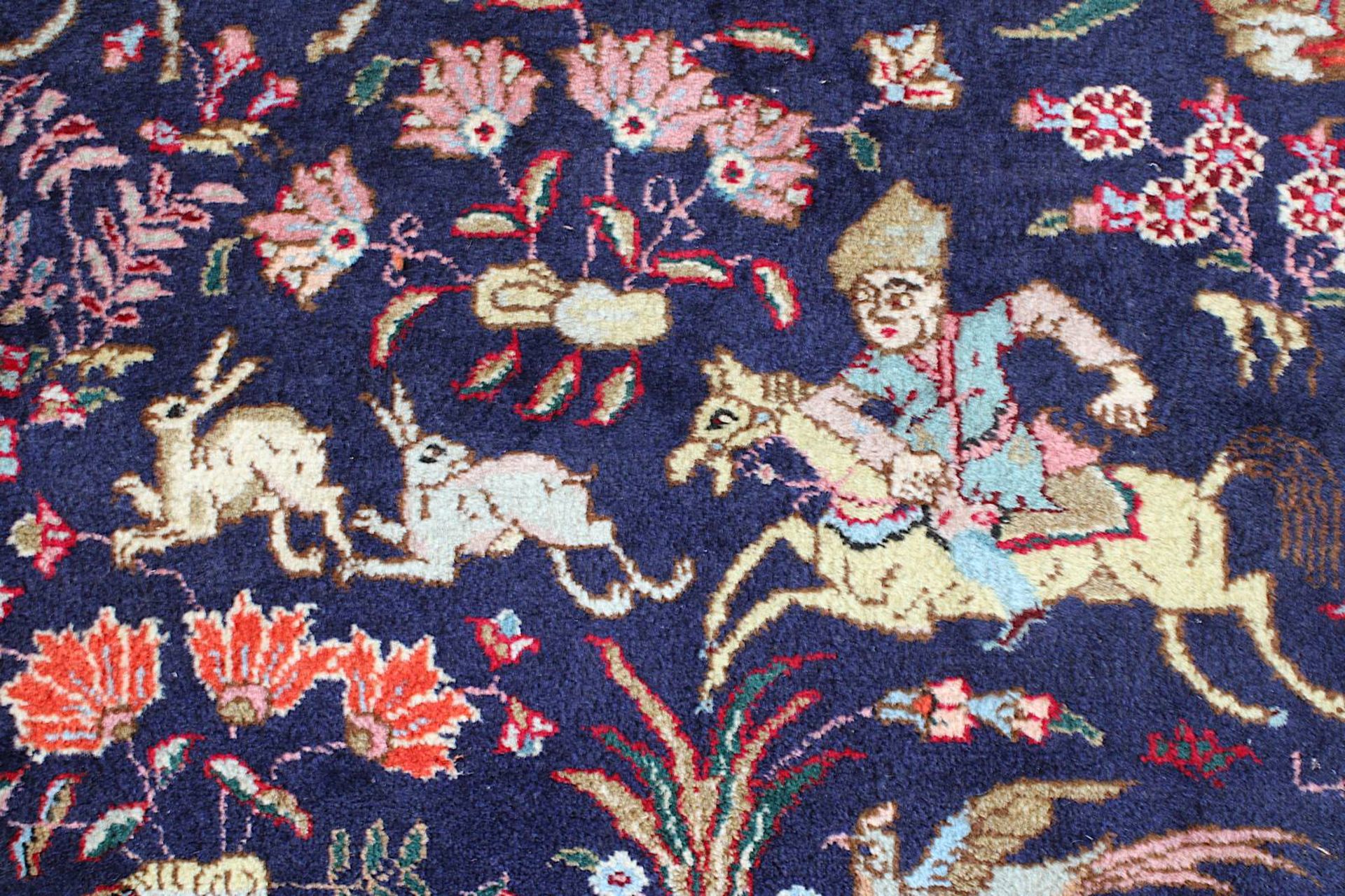Täbris, Persien 2. H. 20. Jh., nachtblauer Fond durchzogen von Jagdszenen mit Reitern, - Image 6 of 14