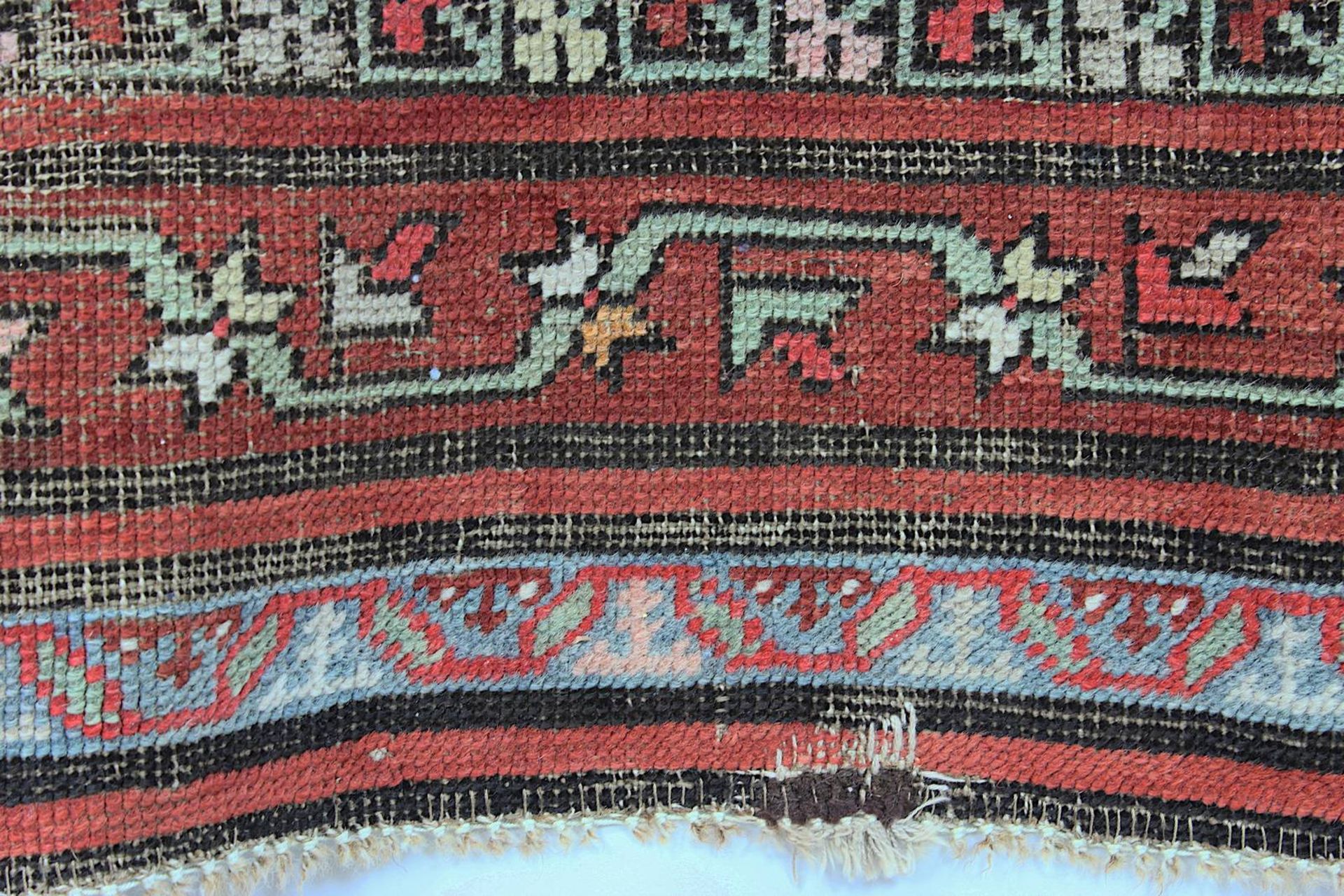 Kleiner Läufer Gendje-Kasak, Kaukasusgebiet 1. H. 20. Jh., Mittelfeld mit gestuften geometrischen - Image 4 of 7