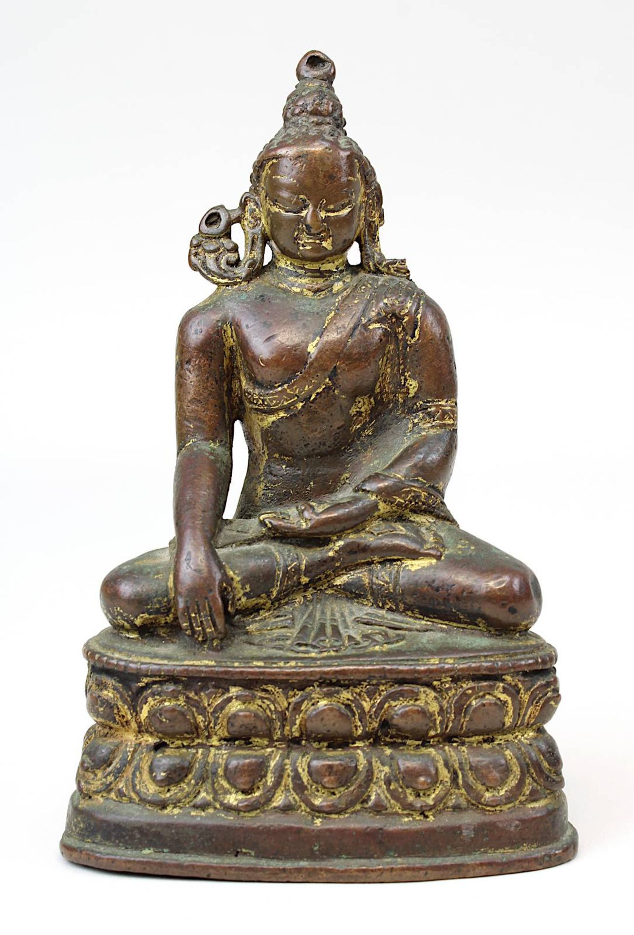 Sitzender Buddha, Bronzefigur Indien wohl 17./18. Jh., Buddha mit niedergeschlagenen Augen auf dem