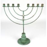Art Déco Chanukkah-Leuchter, grün lackierter Eisenguss, mit Messingtüllen, Höhe 27 cm, Breite 26 cm.