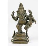 Bronzefigur Tanzender Ganesha mit Kind im Arm, Indien wohl 1. H. 20. Jh., Gottheit auf Podest mit