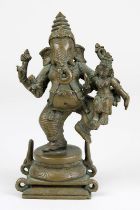 Bronzefigur Tanzender Ganesha mit Kind im Arm, Indien wohl 1. H. 20. Jh., Gottheit auf Podest mit